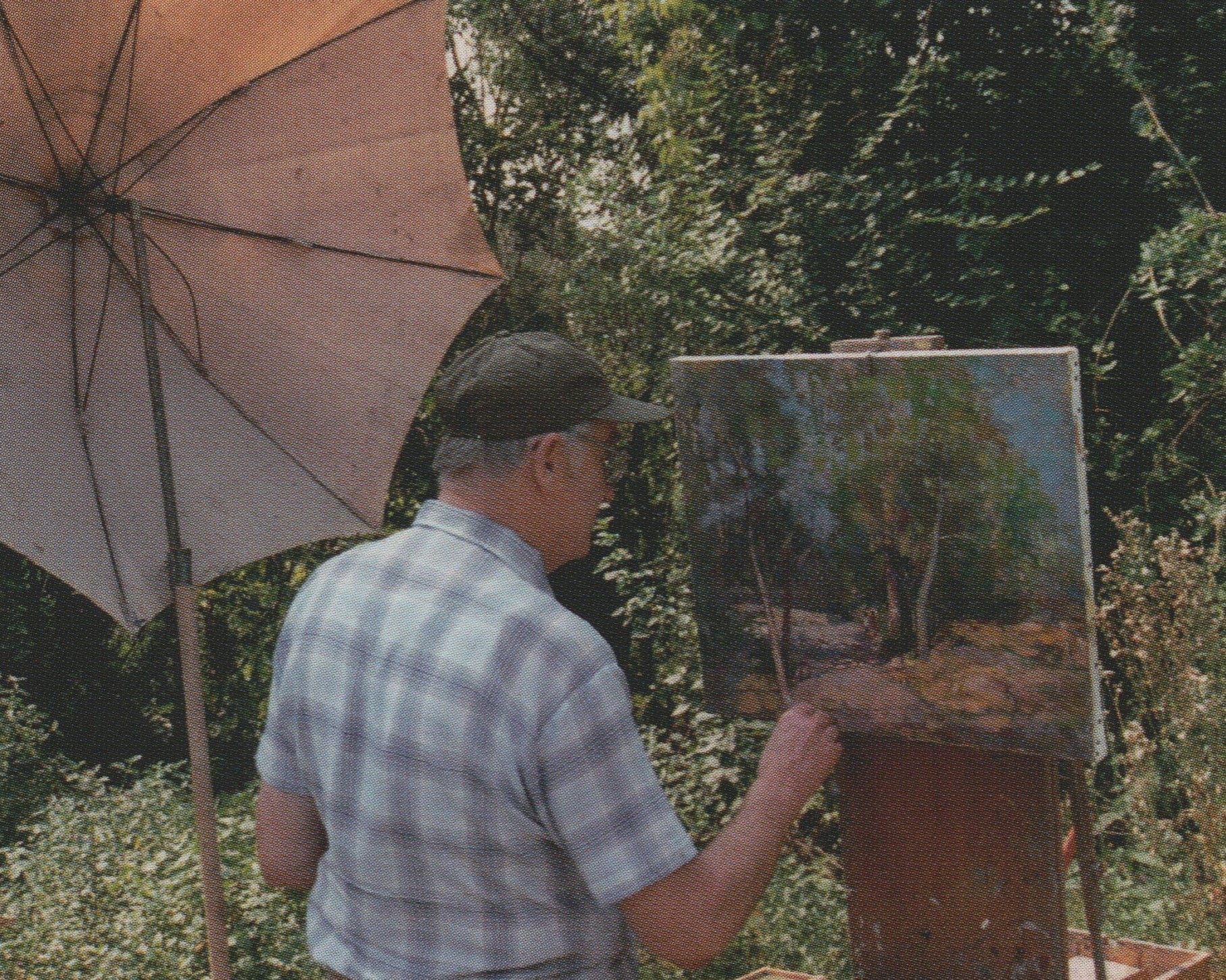 René Vetter, en train de peindre dans les collines de Rixheim.