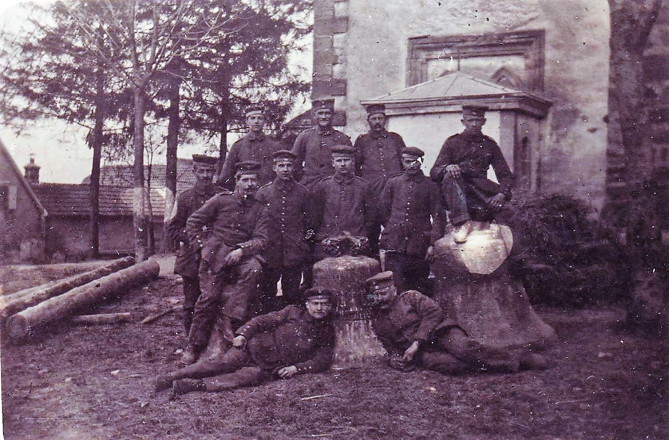 Les soldats allemands posent devant les trois cloches jetées du haut du clocher, le samedi 7 avril 1917, la veille de Pâques.