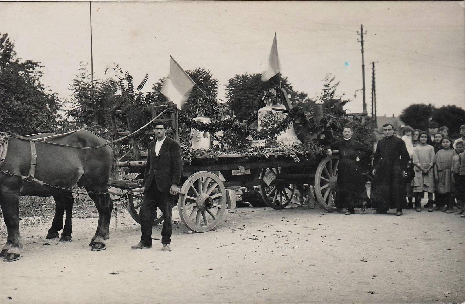 En juillet 1924, les deux cloches fondues par Louis Debaille, à Jeumont, dans le Nord, arrivent en gare de Rixheim.