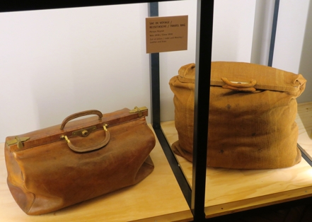 A droite, un sac de voyage de la maison Moynat, de 1910, en cuir et laiton, et à gauche un sac à linge, de 1850, en cuir et lin.