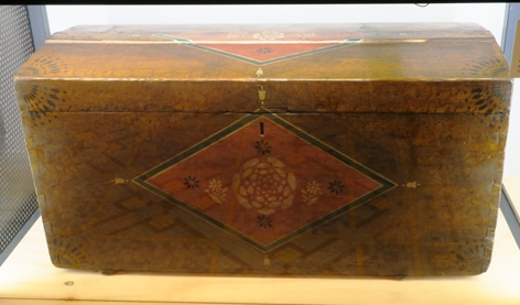 Un coffre de mariage, alsacien du XVIII siècle, en bois polychrome