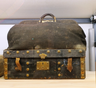 Un sac de diligence de 1830 (toile sèche-laiton-cuir)