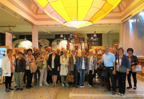 Le groupe des 30 excursionnistes, dans le hall, devant une montgolfière, évoquant les voyages du XIX siècle.