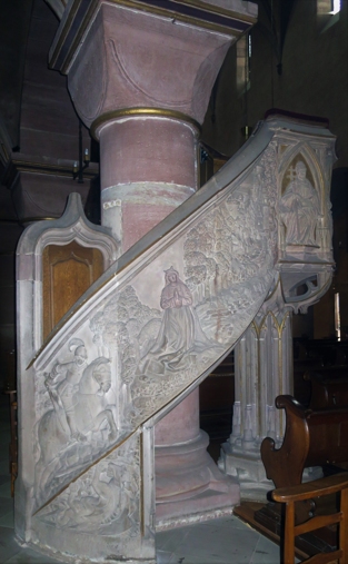 La rampe d'accès de la chaire est ornée d'une sculpture de Saint Georges, le patron de l'église.