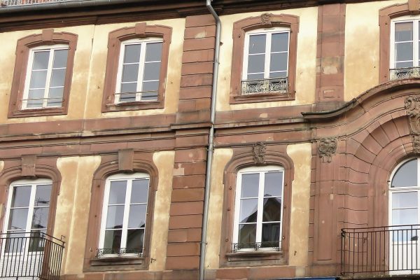 Suite à la faillite du Bailli Hoffmann en 1779, la décoration des linteaux des fenêtres de la partie gauche du ba^timent ne fut pas achevée.