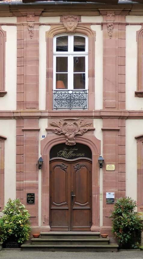 Dans la cour intérieure, la porte d'entrée du bâtiment rappelle qu'il s'agit bien de la demeure construite par le Bailli Hoffmann.