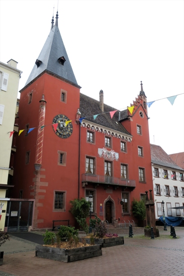 L'ancienne chancellerie de la Décapole., avec sur la tour de gauche la reproduction de l'horloge de l'Hôtel de Ville d'Ulm, mise au point par Isaac Habrecht, concepteur de l'horloge astronomique de la cathédrale de Strasbourg.. Cette horloge 