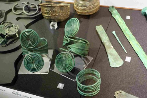 Des bijoux, des outils, de la céramique trouvés dans les tumulus.