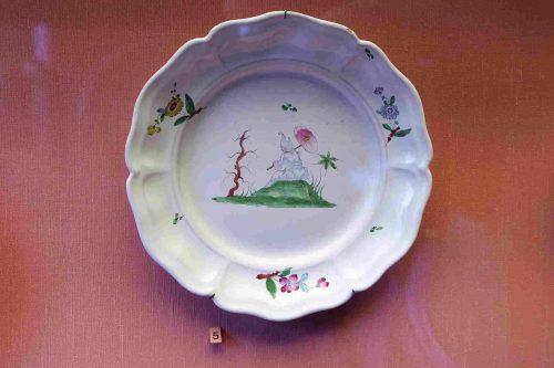 Plat rond à décor chinois produit par Joseph Hannong vers 1770.