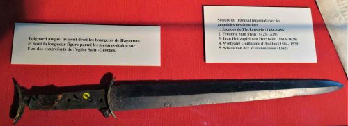 Le poignard auquel avaient droit les bourgeois de Haguenau et dont la longuer de la lame figure les mesures-étalons de l'eglise Saint-Georges.